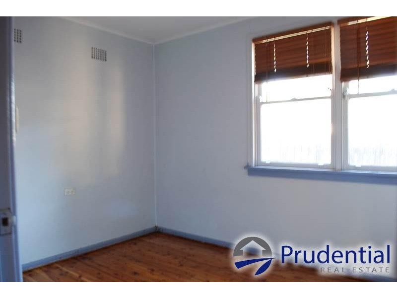 8 Middleton Road, Leumeah NSW 2560