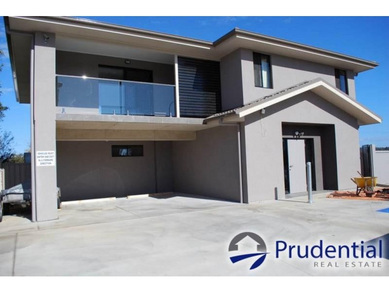 1/3 Bradbury Avenue, Campbelltown NSW 2560