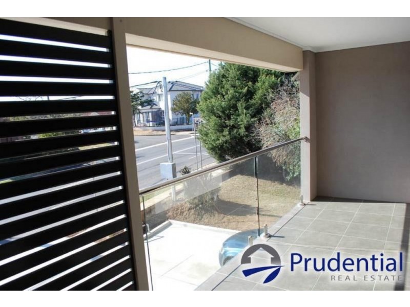 1/3 Bradbury Avenue, Campbelltown NSW 2560