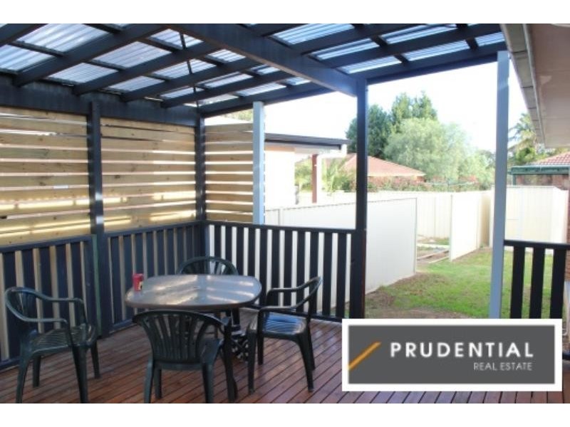 65 Hamlet Crescent, Rosemeadow NSW 2560