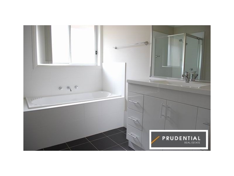 10 Jarvisfield Place, Macquarie Links NSW 2565