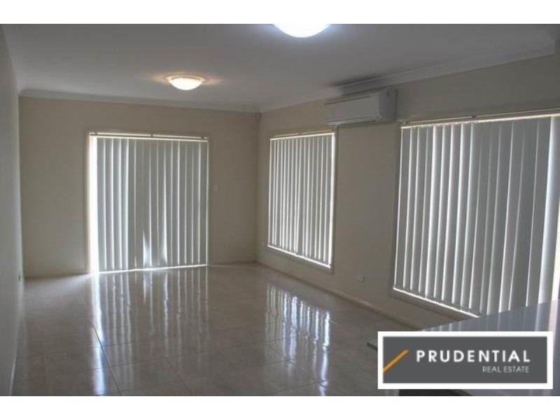 8/4 Feldspar Road, Eagle Vale NSW 2558