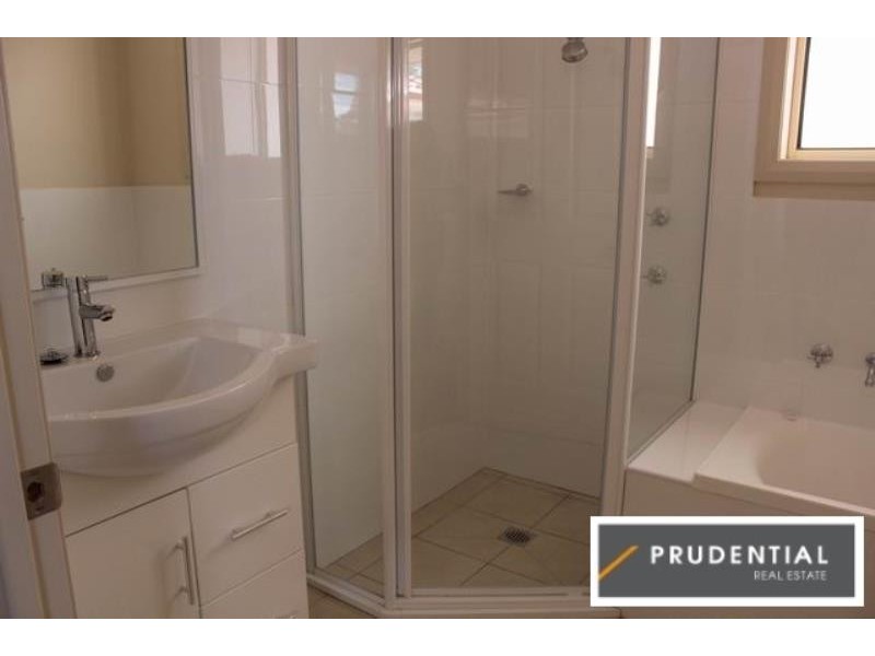 8/4 Feldspar Road, Eagle Vale NSW 2558