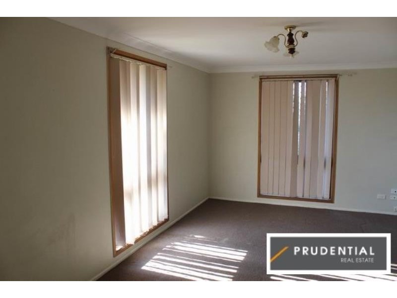 24 Lorenzo Crescent, Rosemeadow NSW 2560