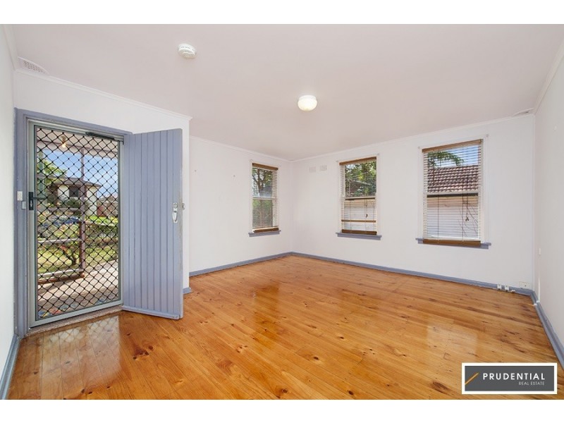 8 Middleton Road, Leumeah NSW 2560