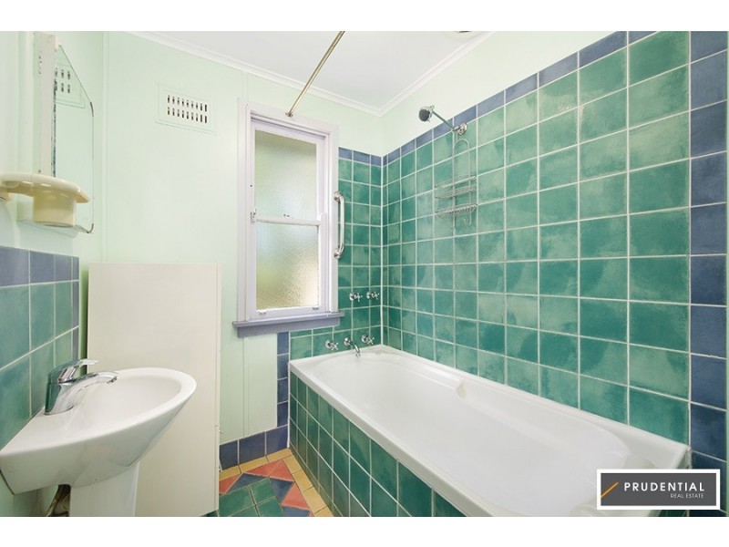 8 Middleton Road, Leumeah NSW 2560