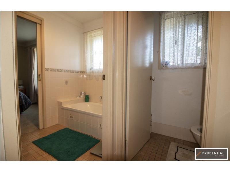 104 Cleopatra Drive, Rosemeadow NSW 2560