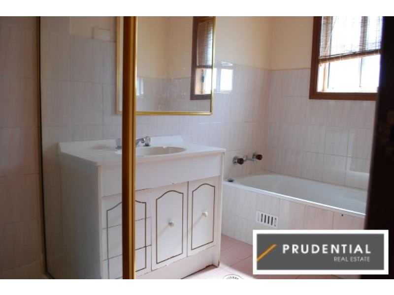 7 Karrabul Road, St Helens Park NSW 2560