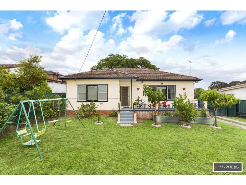 11 Windsor Street, Macquarie Fields NSW 2564