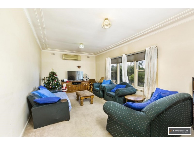 11 Windsor Street, Macquarie Fields NSW 2564