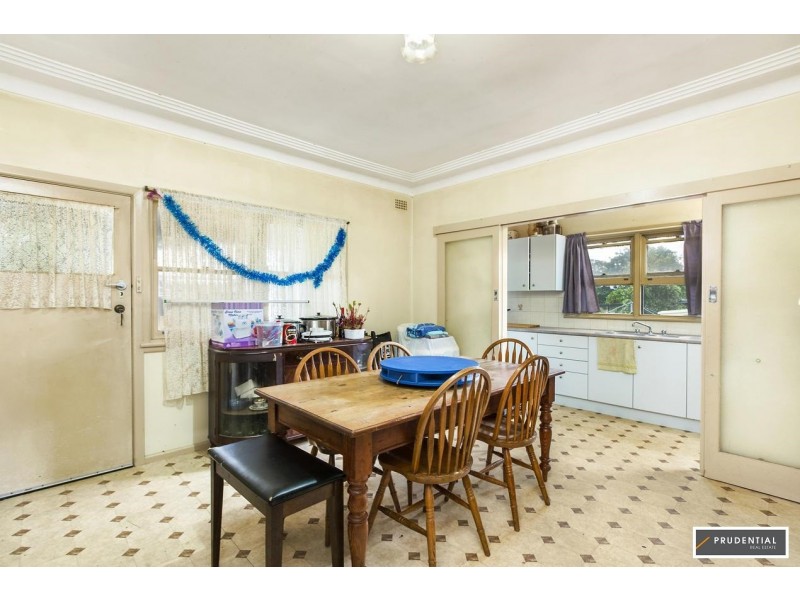 11 Windsor Street, Macquarie Fields NSW 2564