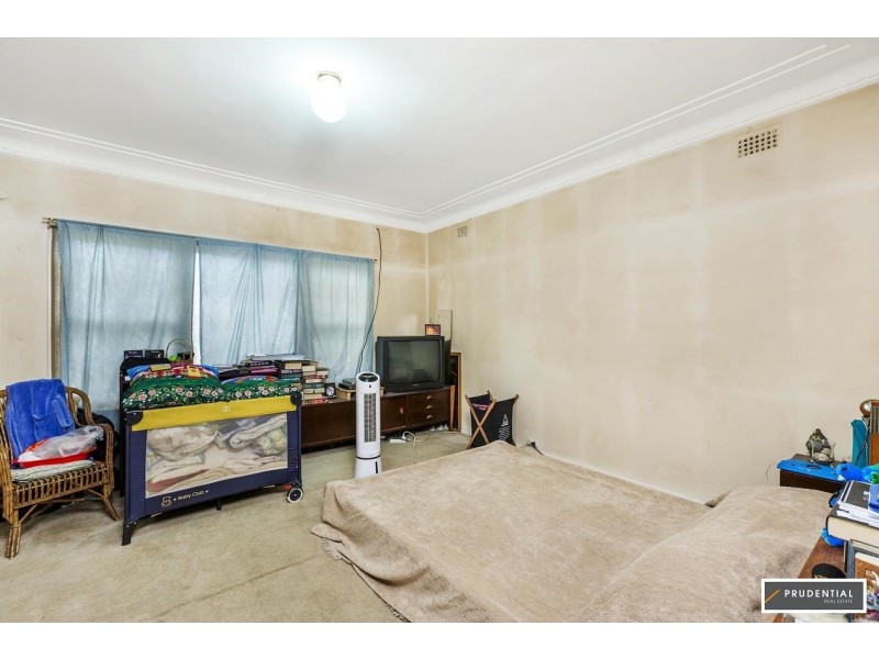 11 Windsor Street, Macquarie Fields NSW 2564