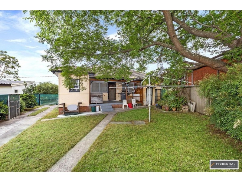 11 Windsor Street, Macquarie Fields NSW 2564