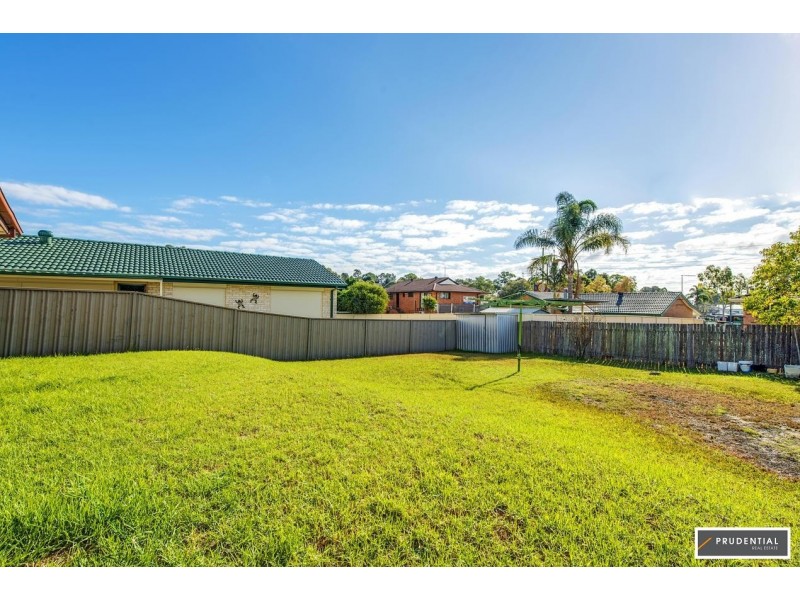 15 Lorenzo Crescent, Rosemeadow NSW 2560