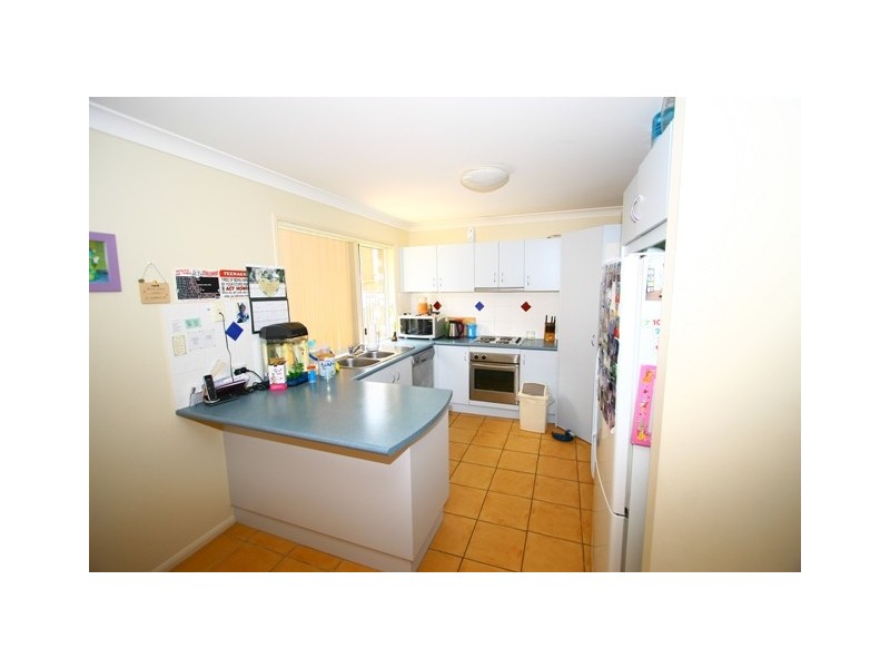 2/8 Crosby Avenue, Pacific Pines QLD 4211