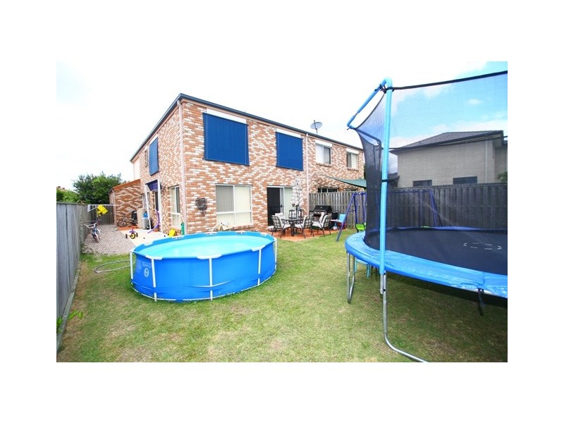 2/8 Crosby Avenue, Pacific Pines QLD 4211