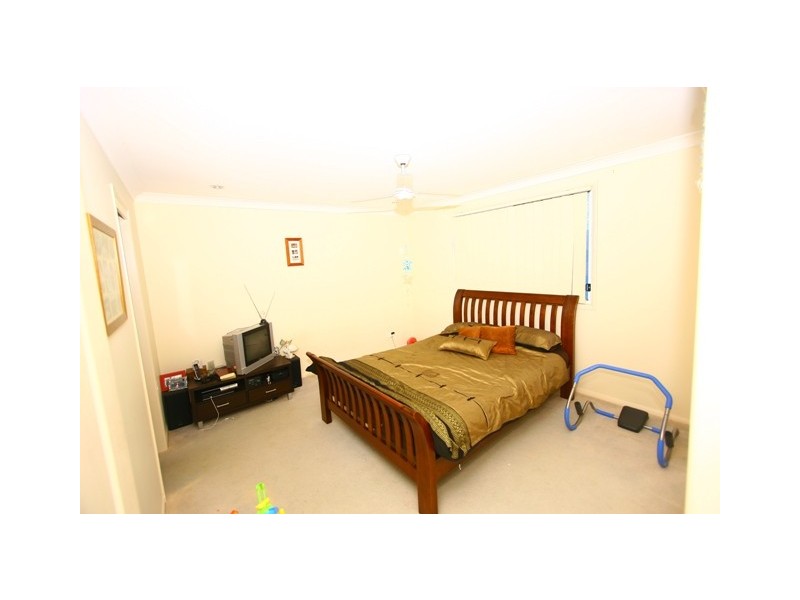 2/8 Crosby Avenue, Pacific Pines QLD 4211