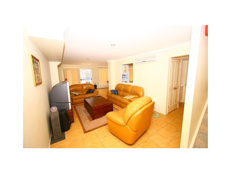 2/8 Crosby Avenue, Pacific Pines QLD 4211