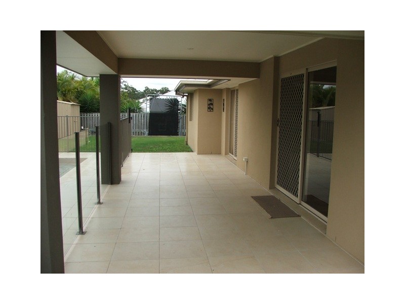 8 Ragamuffin Dr West, Coomera Waters QLD 4209