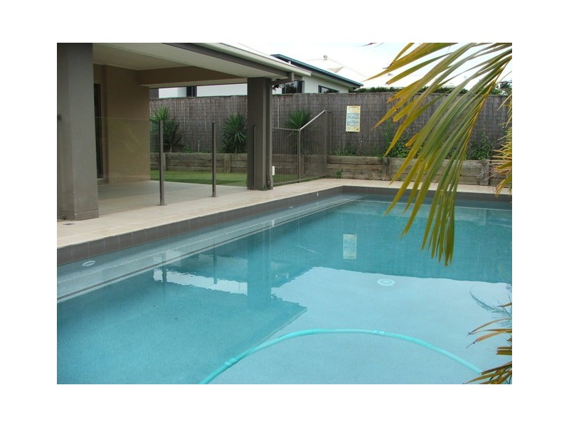 8 Ragamuffin Dr West, Coomera Waters QLD 4209