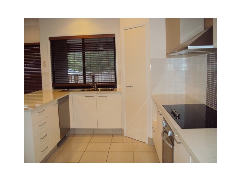 16 Chesterton Street, Pacific Pines QLD 4211