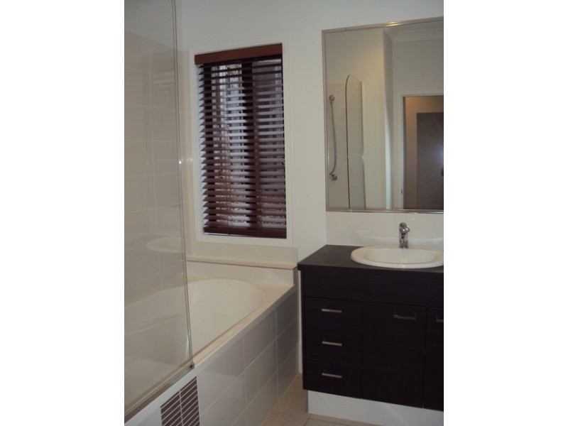 16 Chesterton Street, Pacific Pines QLD 4211