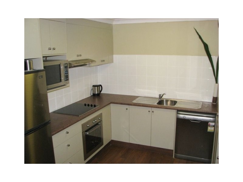 1/4 Ash Court, Arundel QLD 4214