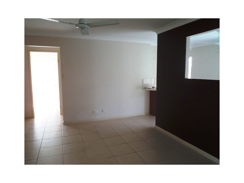 1/87 Victoria Dr, Pacific Pines QLD 4211