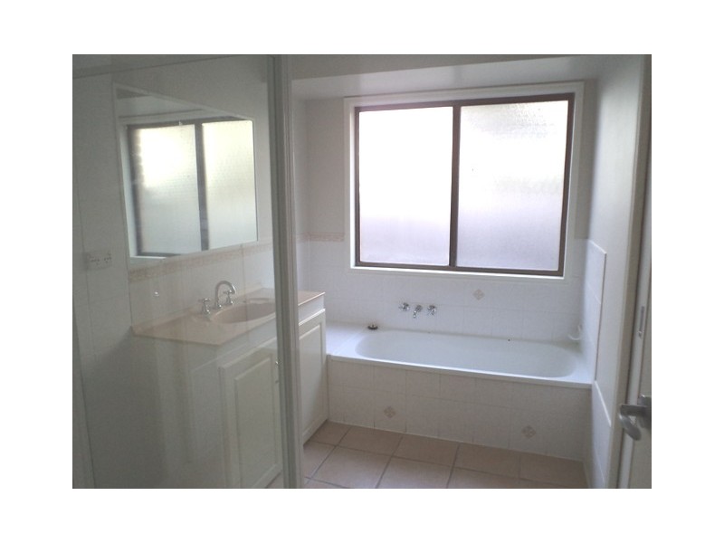 8 Armidale Crescent, Helensvale QLD 4212