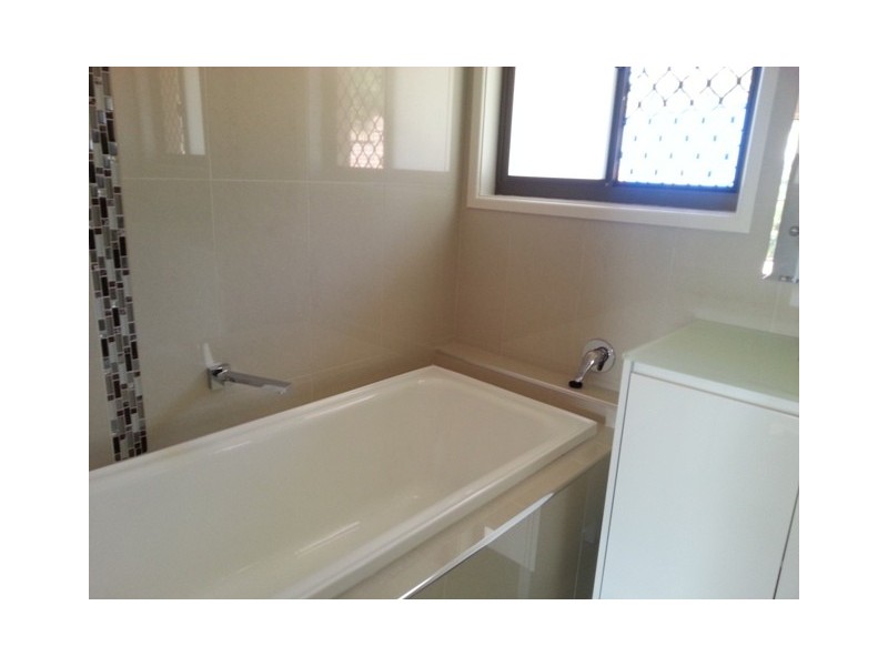 8 Josephine Terrace, Highland Park QLD 4211