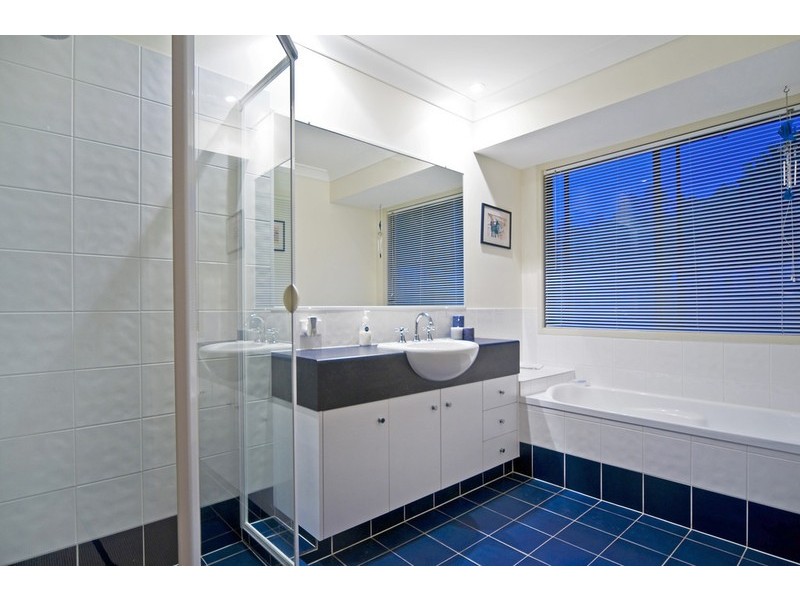 15 Polynesia Ave, Pacific Pines QLD 4211