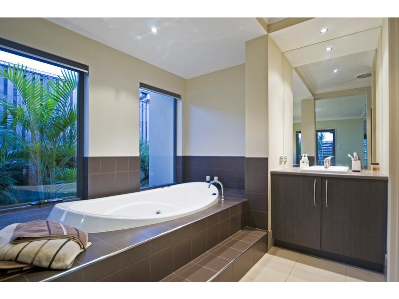 11 Lawley Crescent, Pacific Pines QLD 4211