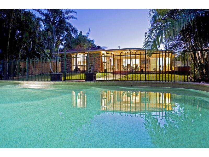 18 Gippsland Drive, Helensvale QLD 4212