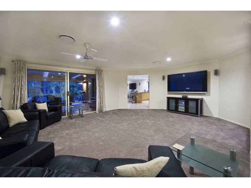 18 Gippsland Drive, Helensvale QLD 4212