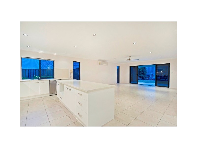 8 Argus Place, Pacific Pines QLD 4211