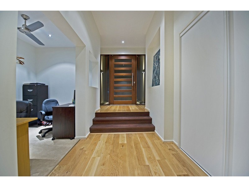 18 McGuire Court, Maudsland QLD 4210