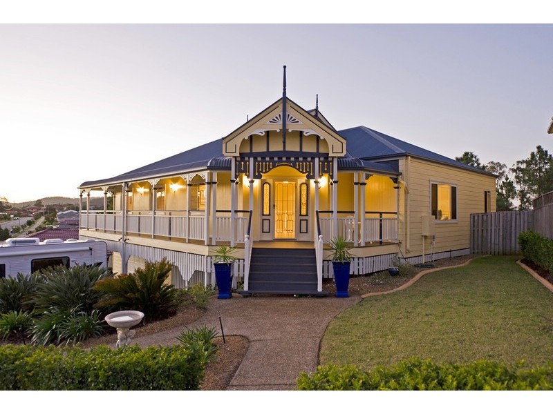 40 Manra Way, Pacific Pines QLD 4211