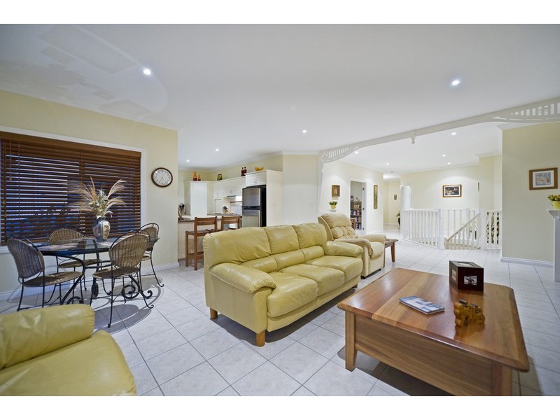 40 Manra Way, Pacific Pines QLD 4211