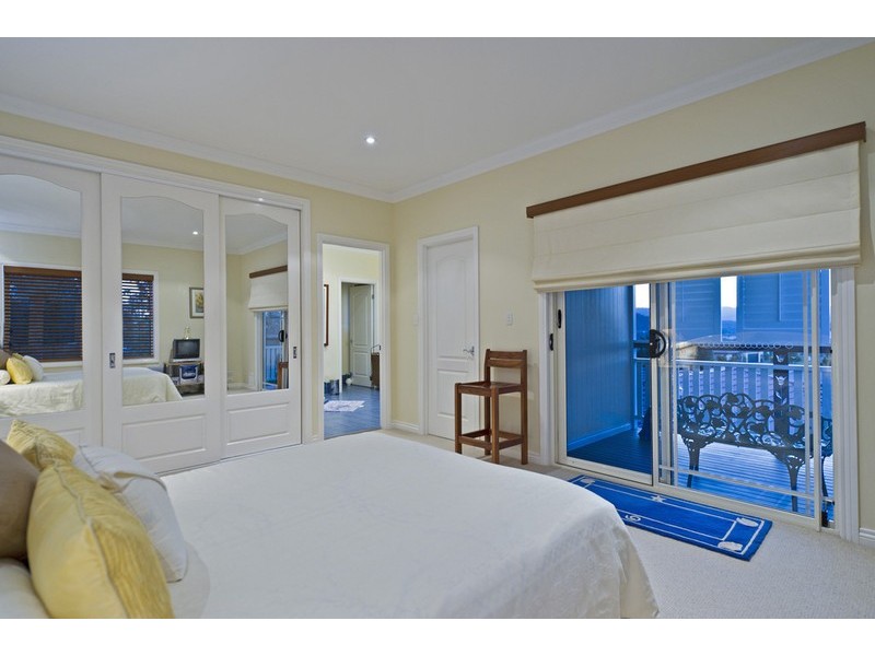 40 Manra Way, Pacific Pines QLD 4211