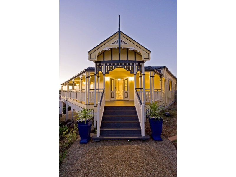 40 Manra Way, Pacific Pines QLD 4211