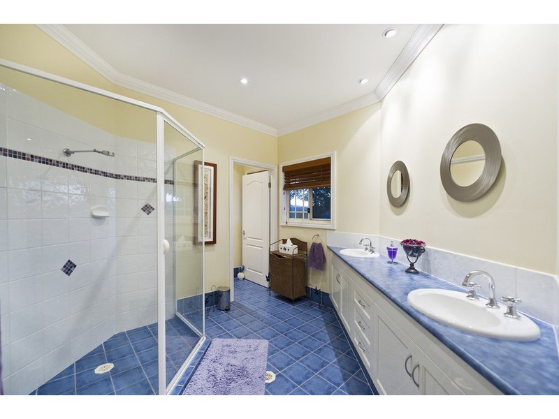40 Manra Way, Pacific Pines QLD 4211