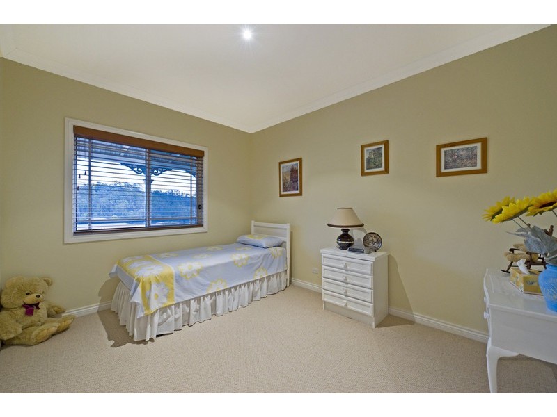 40 Manra Way, Pacific Pines QLD 4211