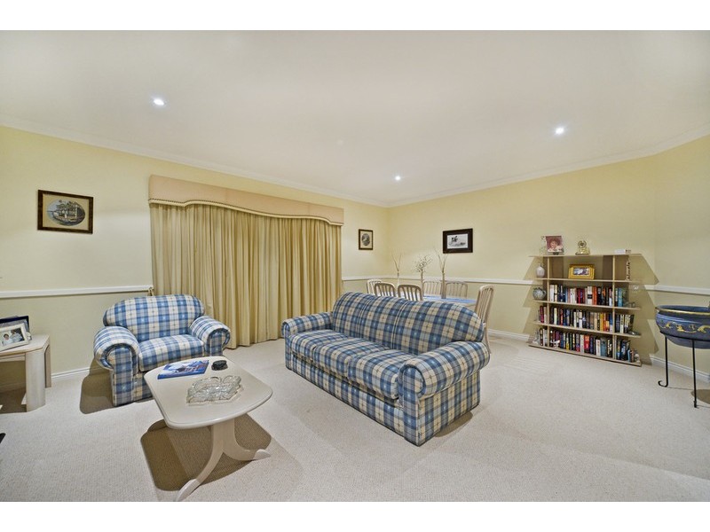 40 Manra Way, Pacific Pines QLD 4211