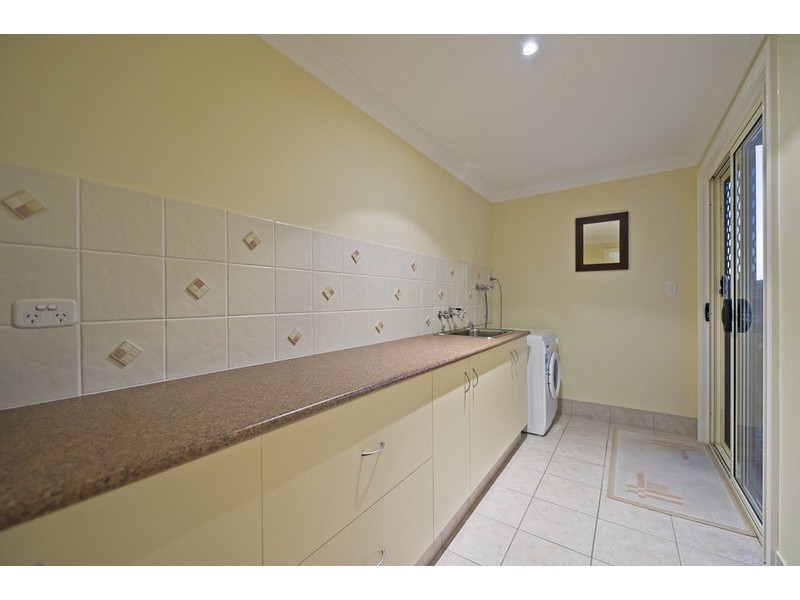 40 Manra Way, Pacific Pines QLD 4211