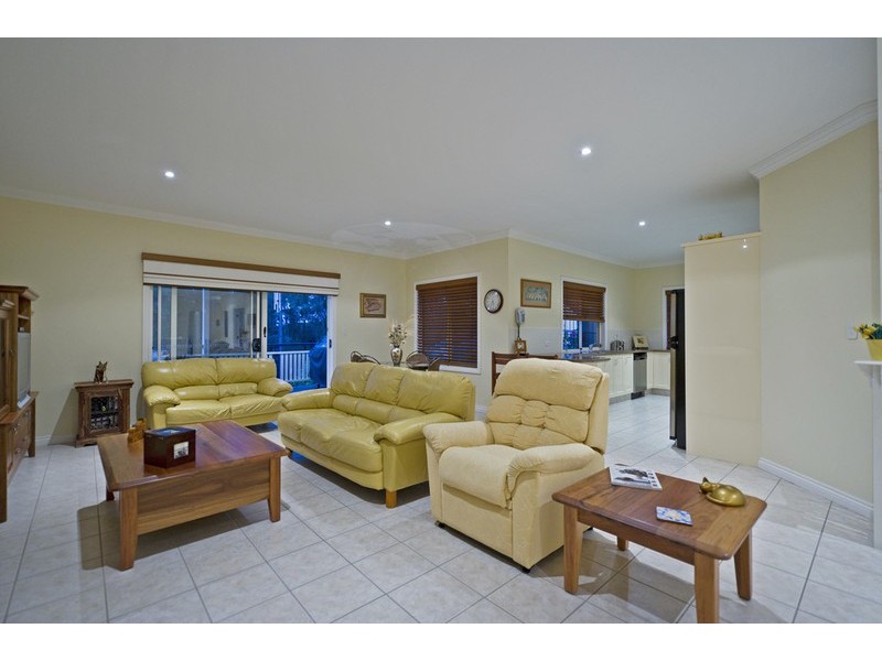 40 Manra Way, Pacific Pines QLD 4211
