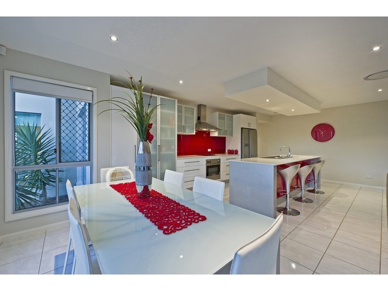 27 Laughlen Chase, Pacific Pines QLD 4211