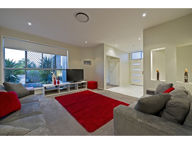 27 Laughlen Chase, Pacific Pines QLD 4211