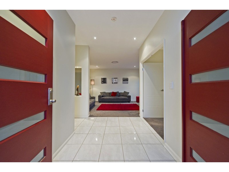 27 Laughlen Chase, Pacific Pines QLD 4211