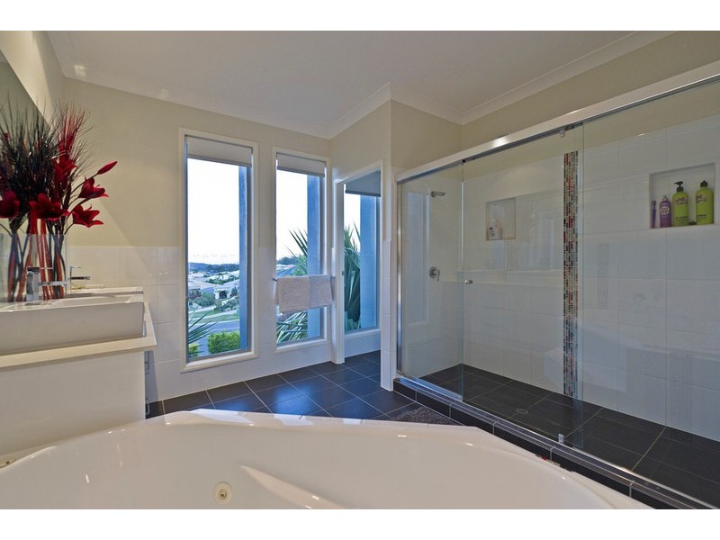27 Laughlen Chase, Pacific Pines QLD 4211