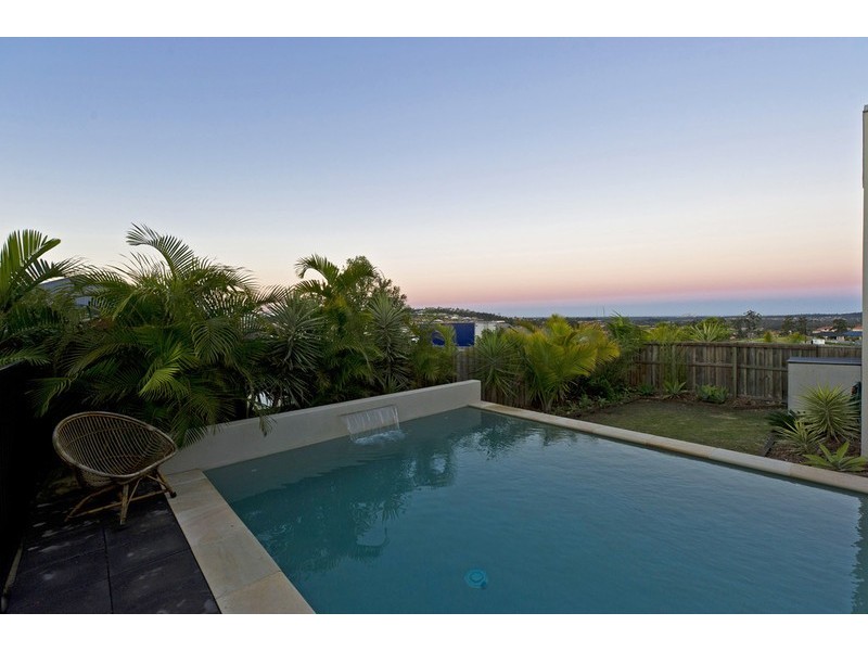 27 Laughlen Chase, Pacific Pines QLD 4211